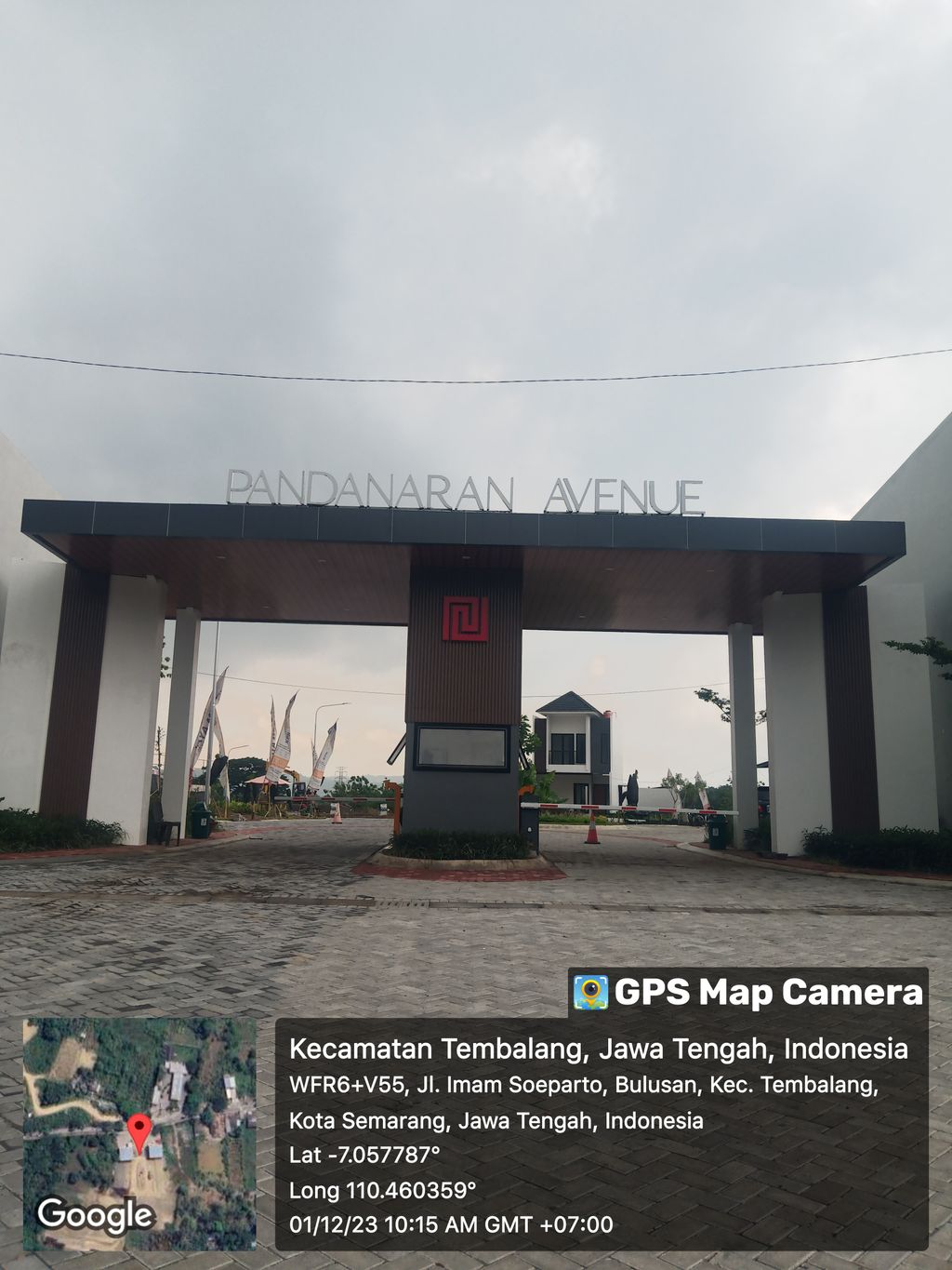 foto gerbang perumahan PANDANARAN AVENUE