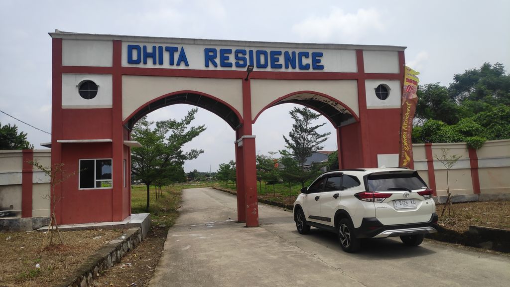 foto gerbang perumahan Dhita Residence