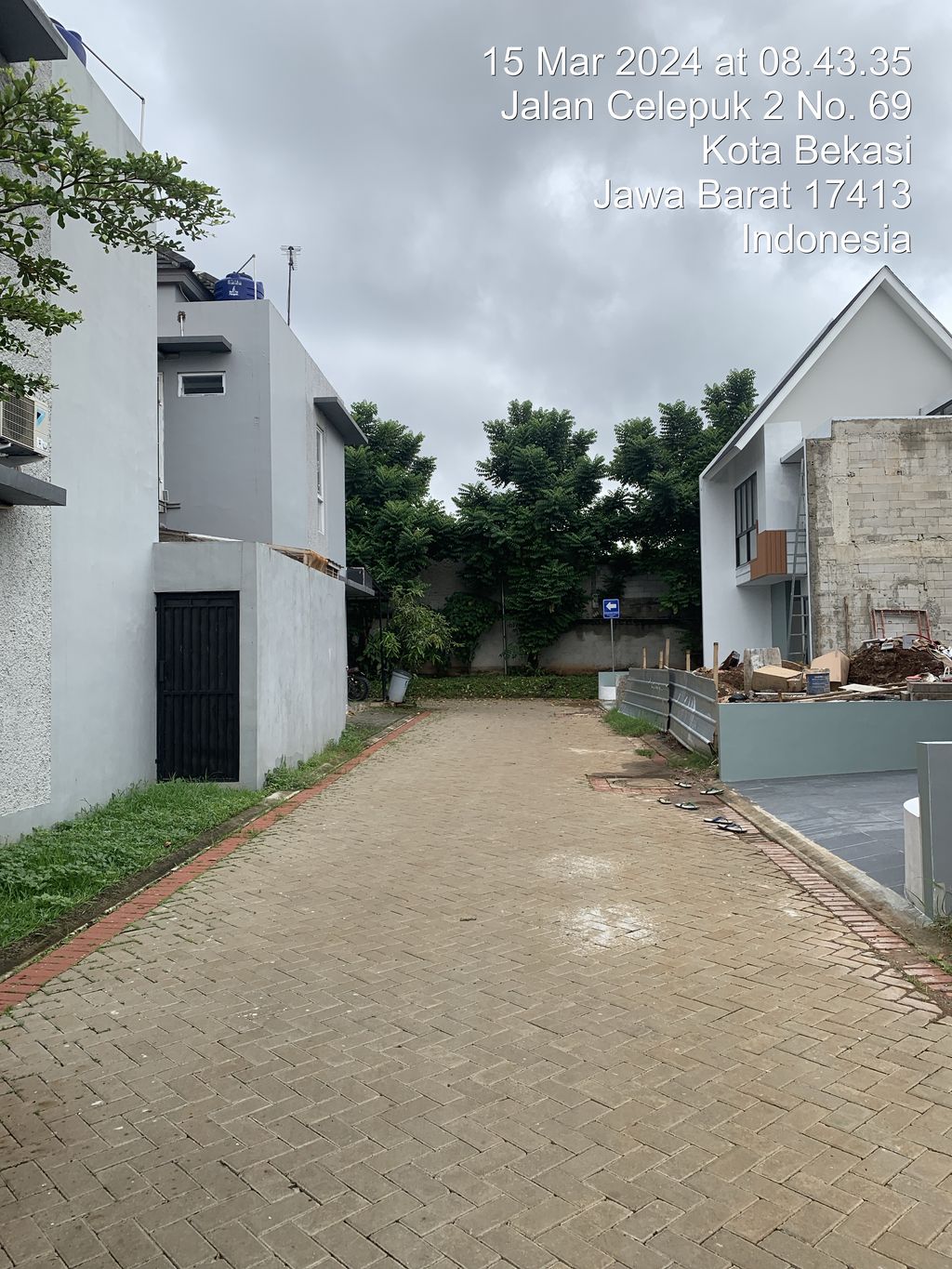 foto posisi tengah perumahan Royal Botanica Residence