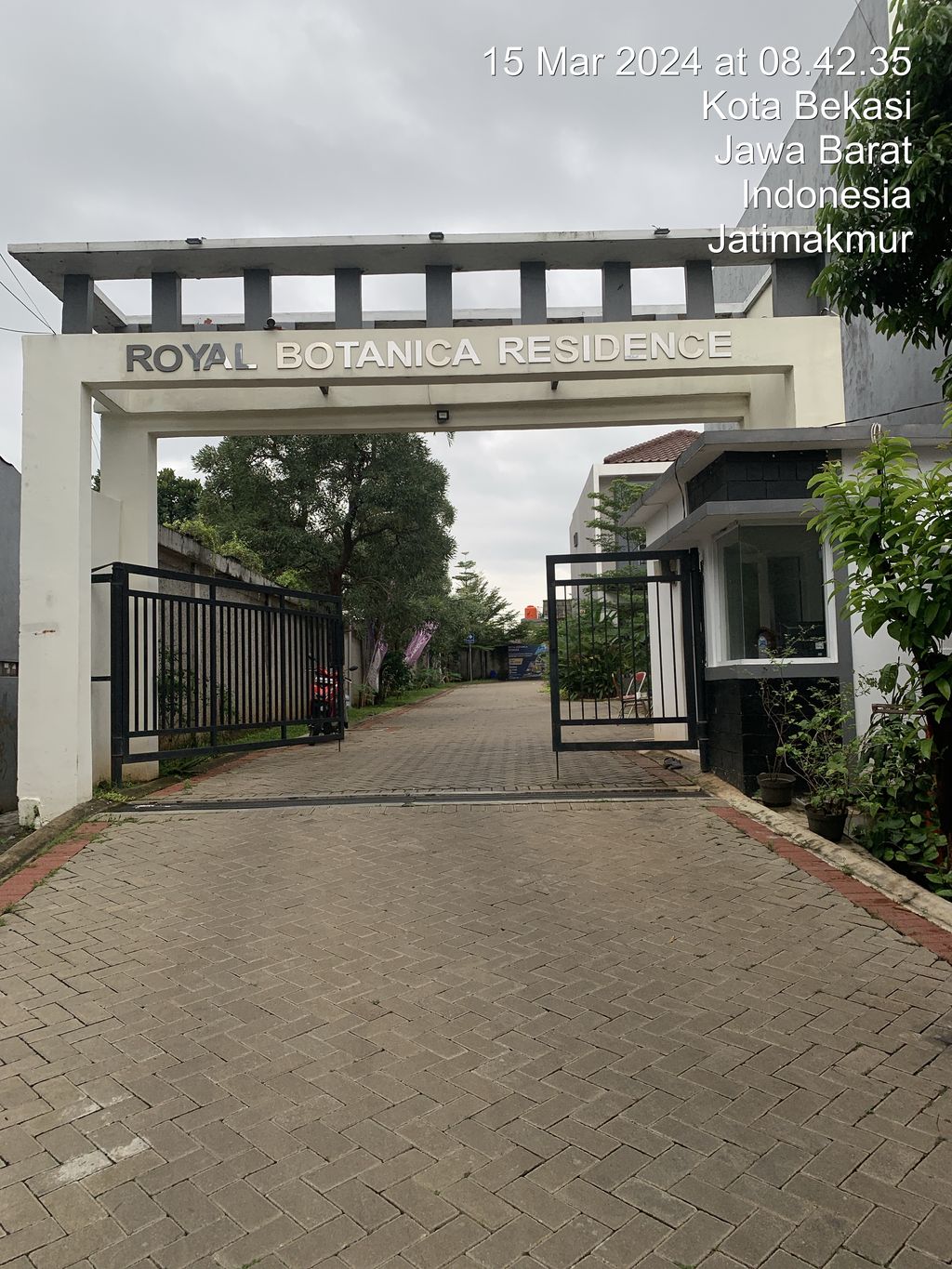 foto gerbang perumahan Royal Botanica Residence