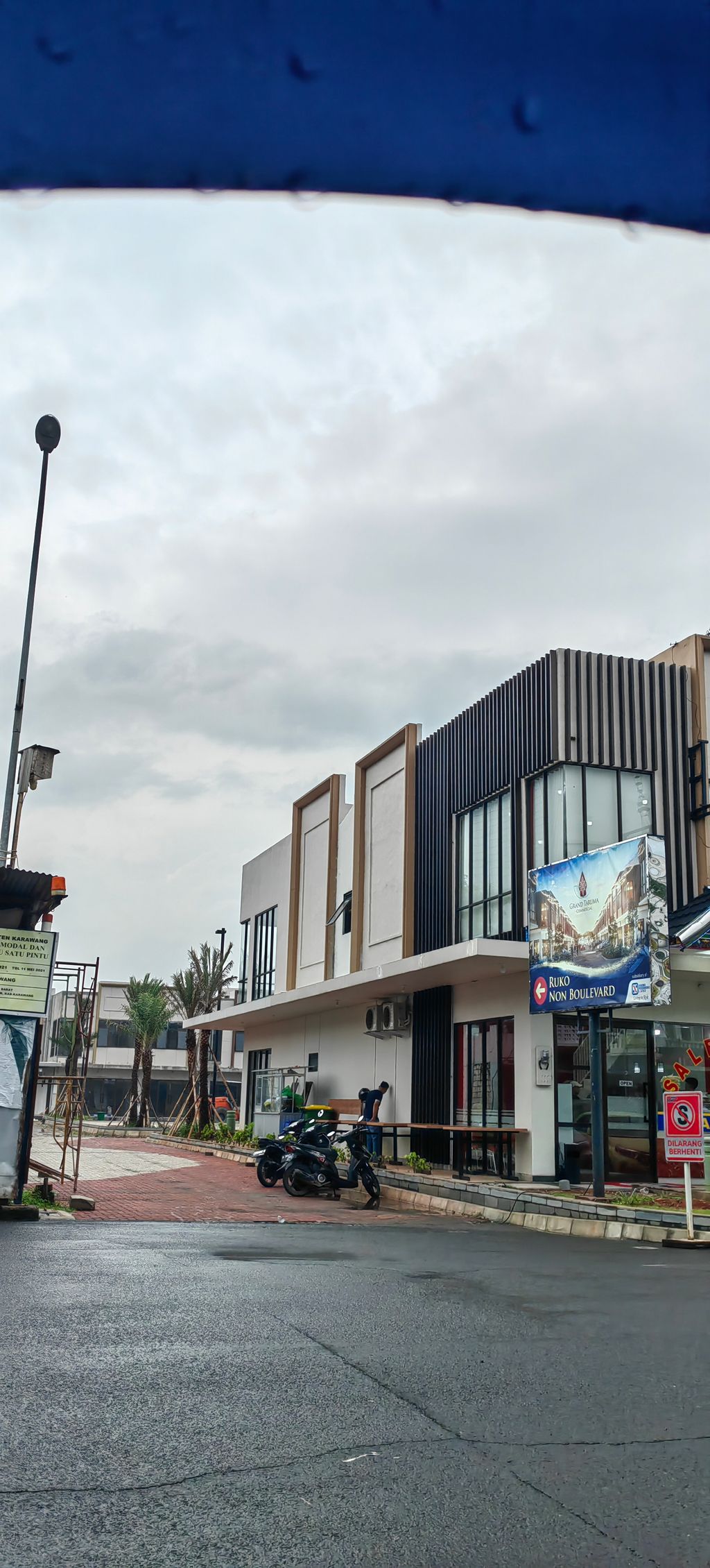 foto gerbang perumahan Grand Taruma Commercial