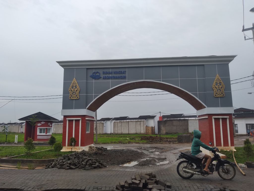 foto gerbang perumahan TRUSMILAND ARJAWINANGUN 1 TAHAP 3.1