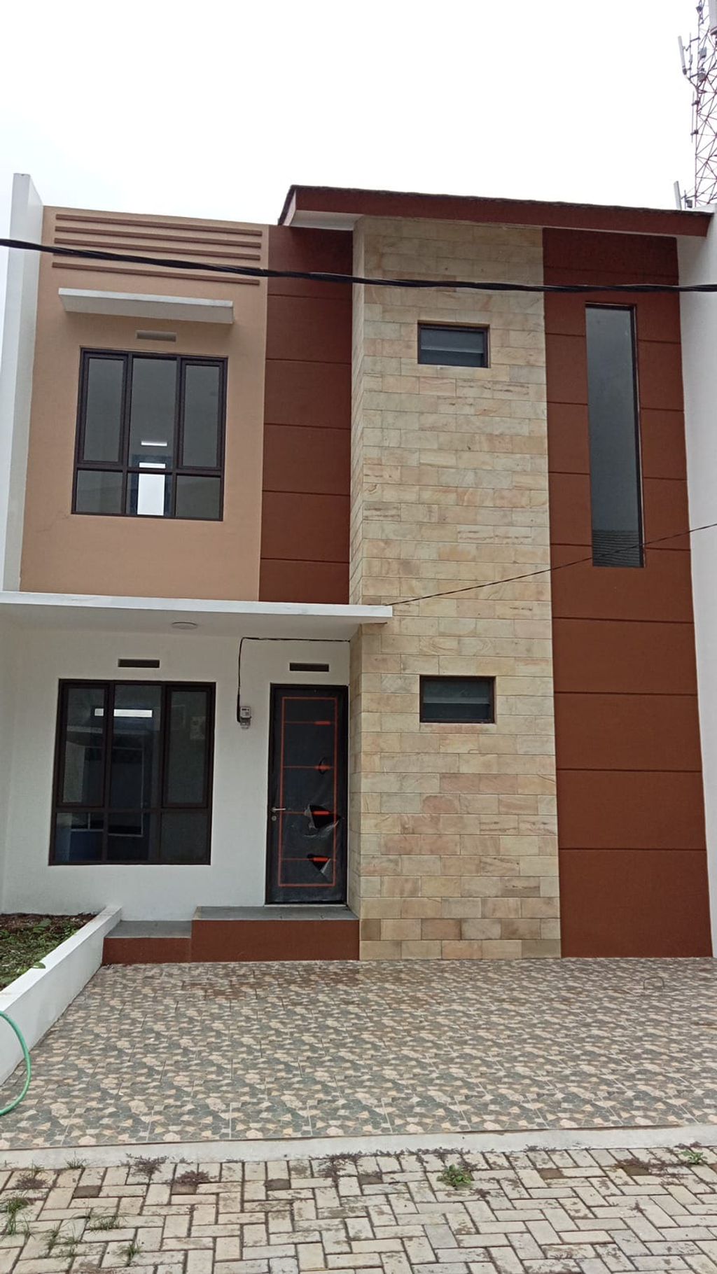 foto tampak rumah tipe MANGLAYANG - 167 perumahan GREENVILLE GOFUR
