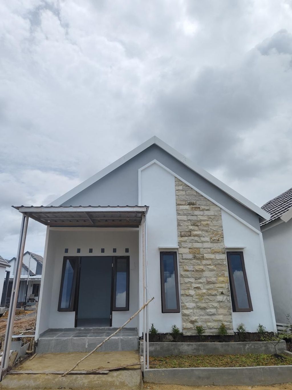 foto tampak rumah tipe Bougenville perumahan Mahantas Modern Land