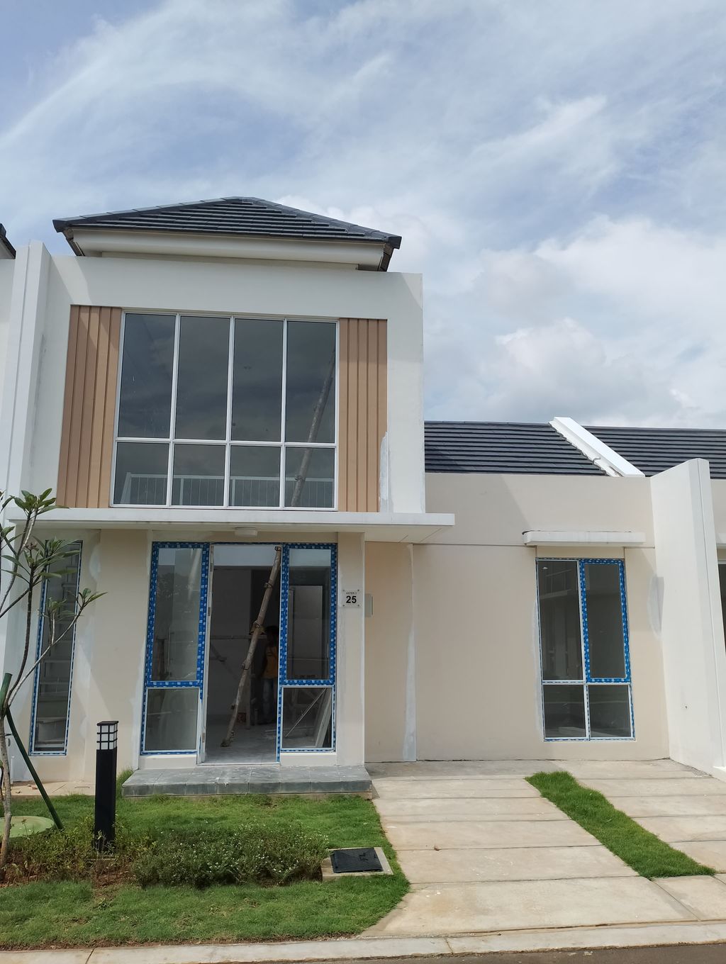 foto tampak rumah tipe ASTER 3/25 perumahan PARAMOUNT PETALS TAHAP 1