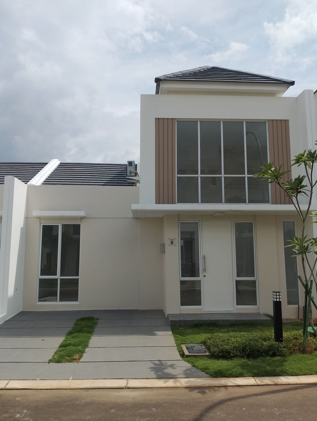 foto tampak rumah tipe ASTER 1/01 perumahan PARAMOUNT PETALS TAHAP 1
