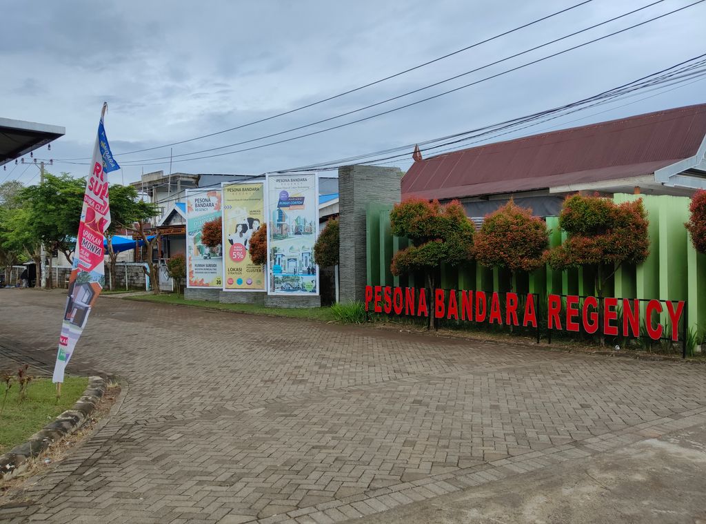 foto gerbang perumahan Pesona Bandara Regency Cluster Poros