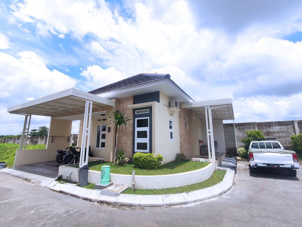 foto tampak rumah tipe 74/130 perumahan KARISMA RESIDENCE CIREBON