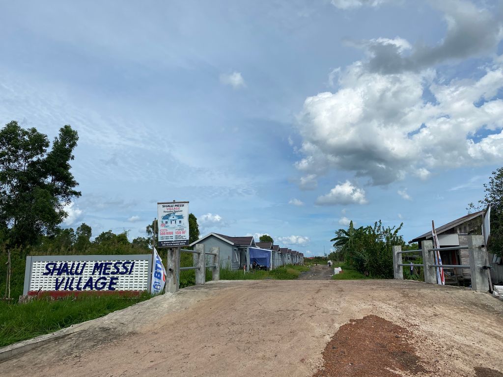 foto gerbang perumahan SHALLI MESSI VILLAGE A