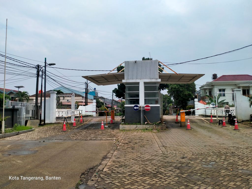 foto gerbang perumahan Duren Village