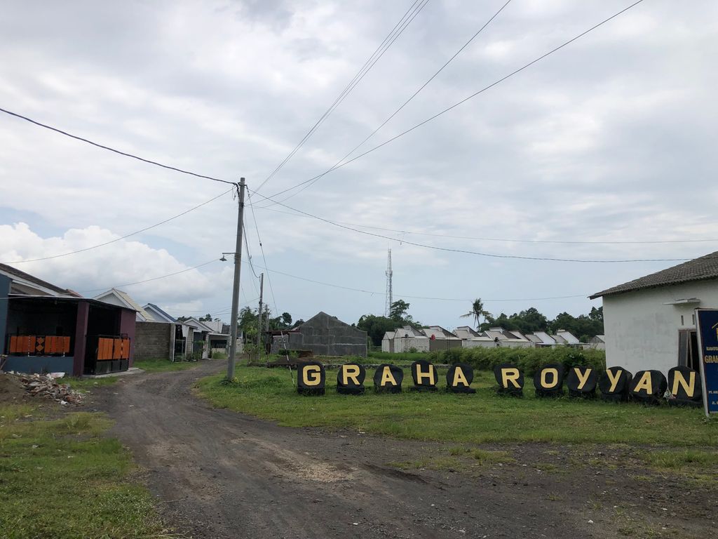 foto gerbang perumahan GRAHA ROYYAN AJUNG