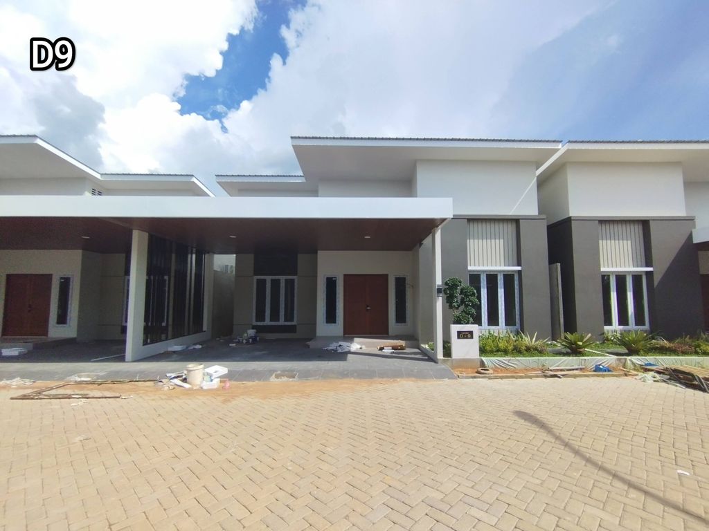 foto tampak rumah tipe London Standar Barat perumahan The Green Urbania