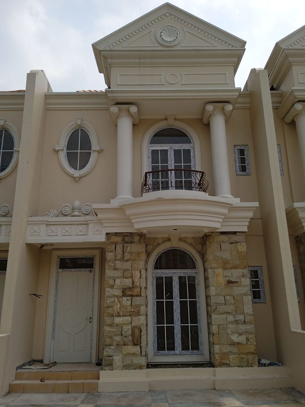 foto tampak rumah tipe RAPHAEL LUXURY perumahan Angel Residence
