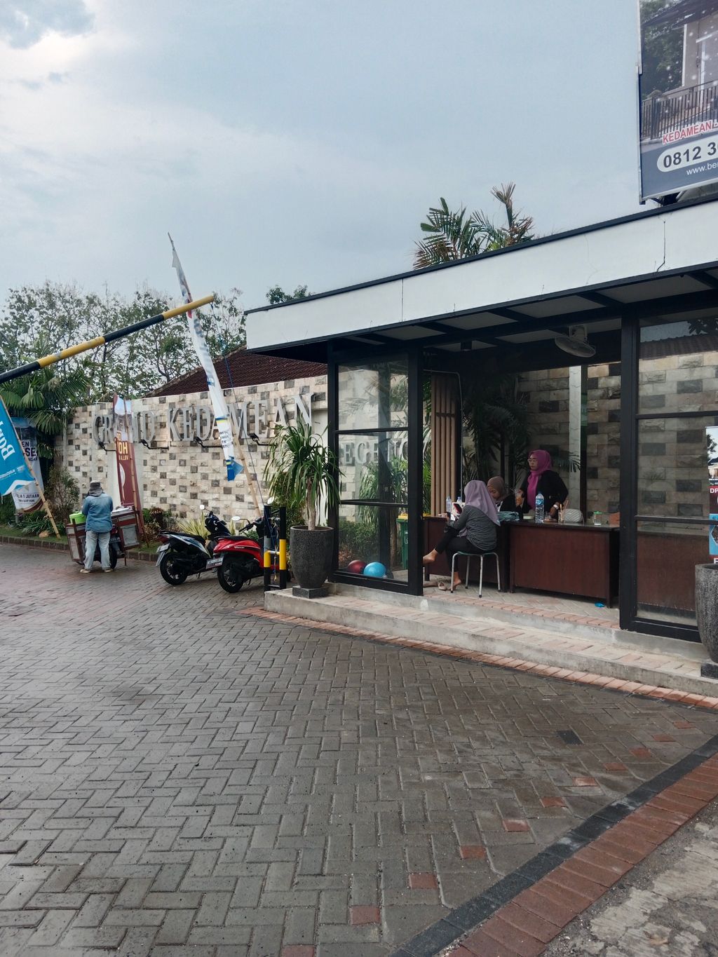 foto gerbang perumahan PERUMAHAN GRAND KEDAMEAN REGENCY TAHAP III