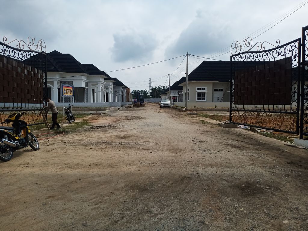 foto posisi tengah perumahan PERUMAHAN DEWI SARTIKA RESIDENCE