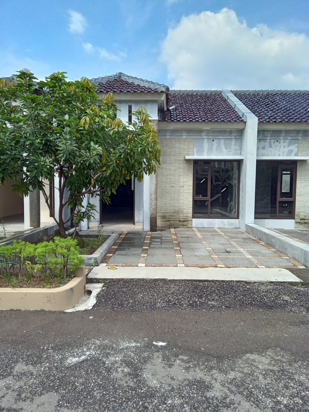 foto tampak rumah tipe KAV. 10 JALAN UTAMA HADAP BARAT Th. 2024 perumahan PURI MEGA CITRA - JATIWANGI