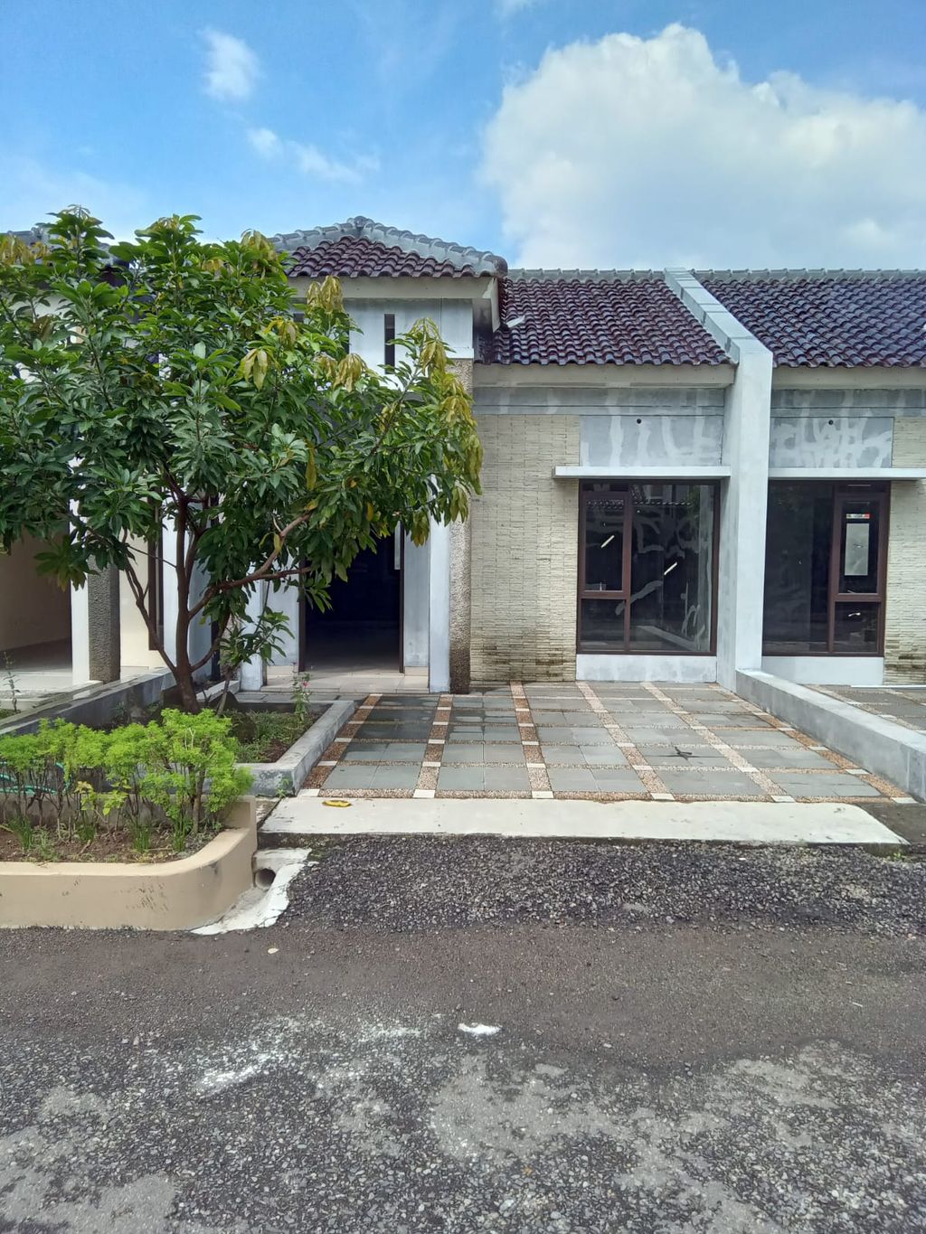 foto tampak rumah tipe KAV. 8 JALAN UTAMA HADAP BARAT Th. 2024 perumahan PURI MEGA CITRA - JATIWANGI