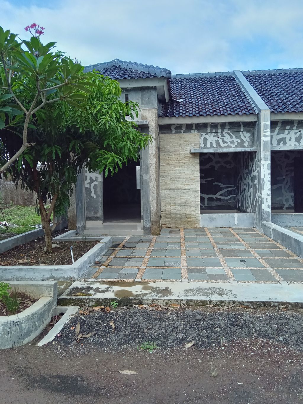 foto tampak rumah tipe KAV. 20 HADAP BARAT Th. 2024 perumahan PURI MEGA CITRA - JATIWANGI