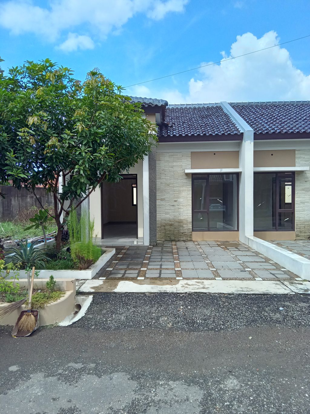 foto tampak rumah tipe KAV. 4 JALAN UTAMA HADAP BARAT Th. 2024 perumahan PURI MEGA CITRA - JATIWANGI
