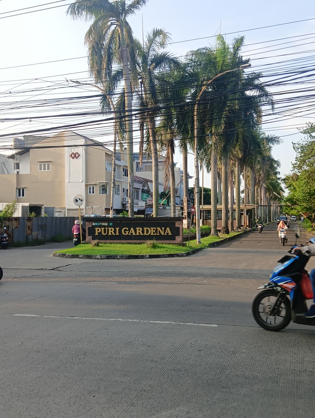foto gerbang perumahan Puri Gardena