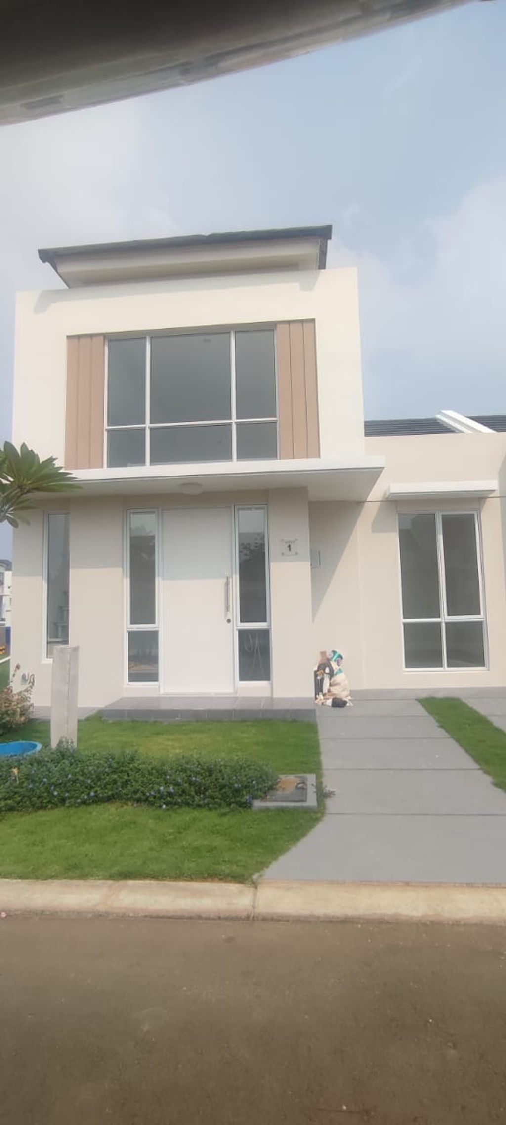 foto tampak rumah tipe ASTER 5/01 perumahan PARAMOUNT PETALS TAHAP 1