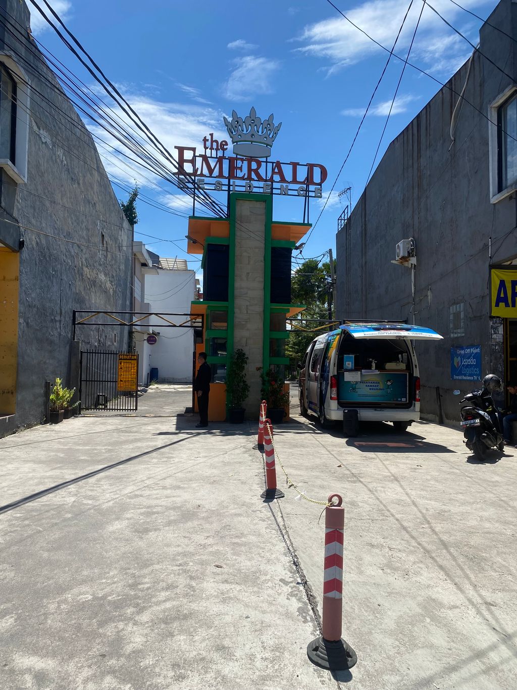 foto gerbang perumahan THE EMERALD RESIDENCE