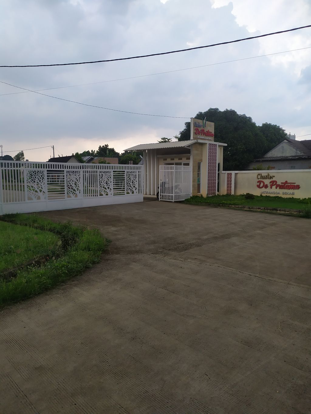foto gerbang perumahan CLUSTER DE PRATAMA
