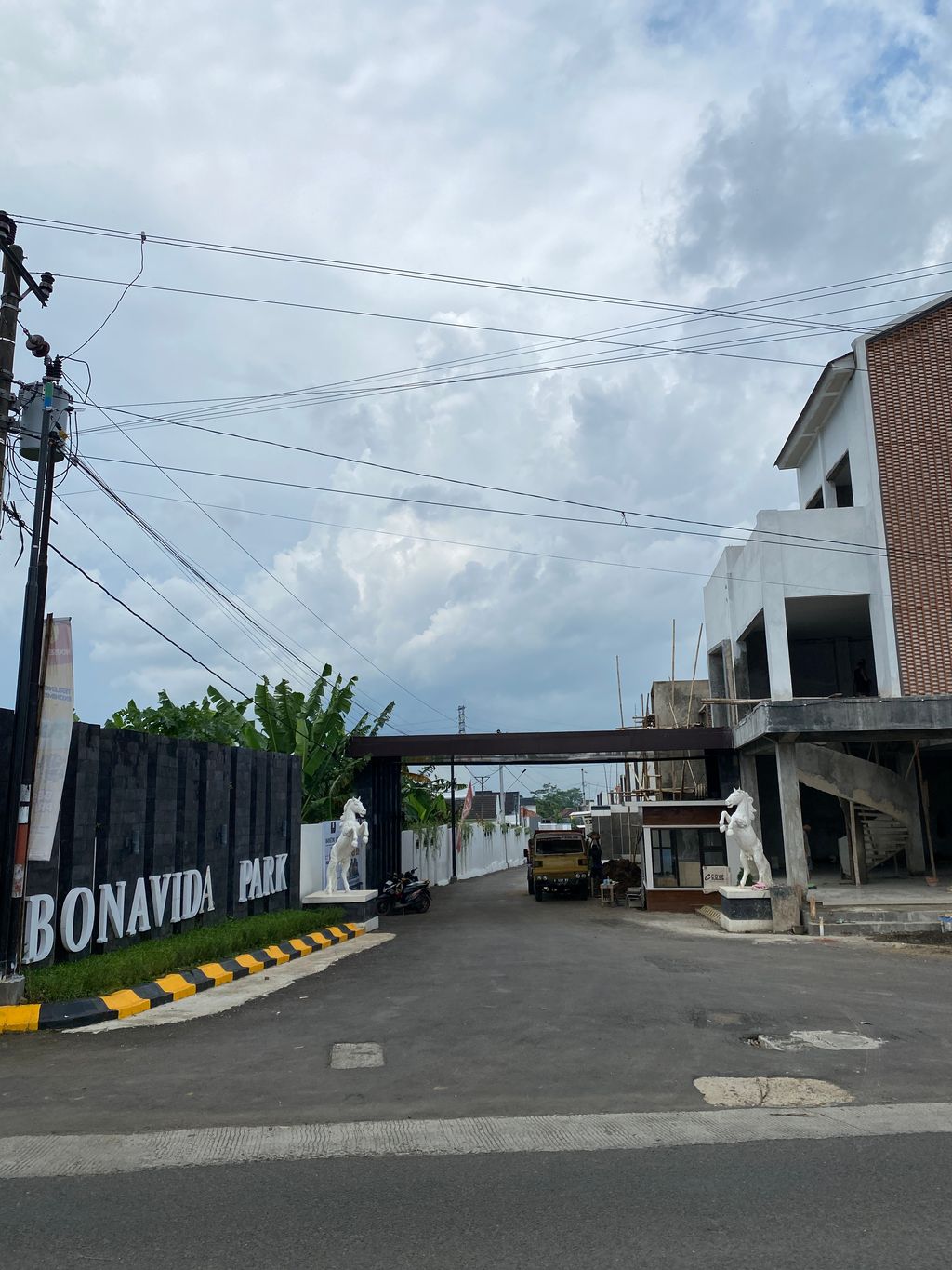 foto gerbang perumahan Bonavida Park