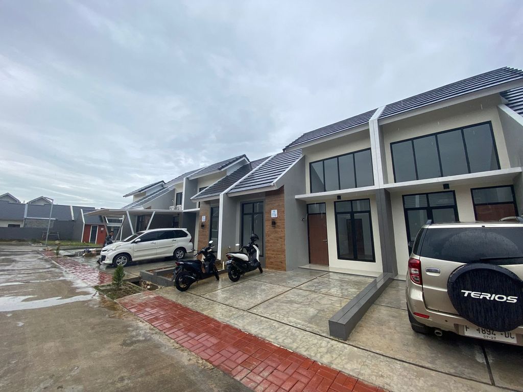 foto tampak rumah tipe LILY 42 perumahan KAYANA GREEN HILLS