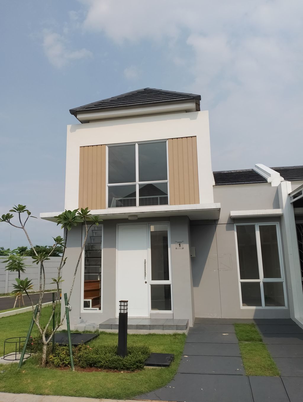 foto tampak rumah tipe CANNA 8/01 perumahan PARAMOUNT PETALS TAHAP 1