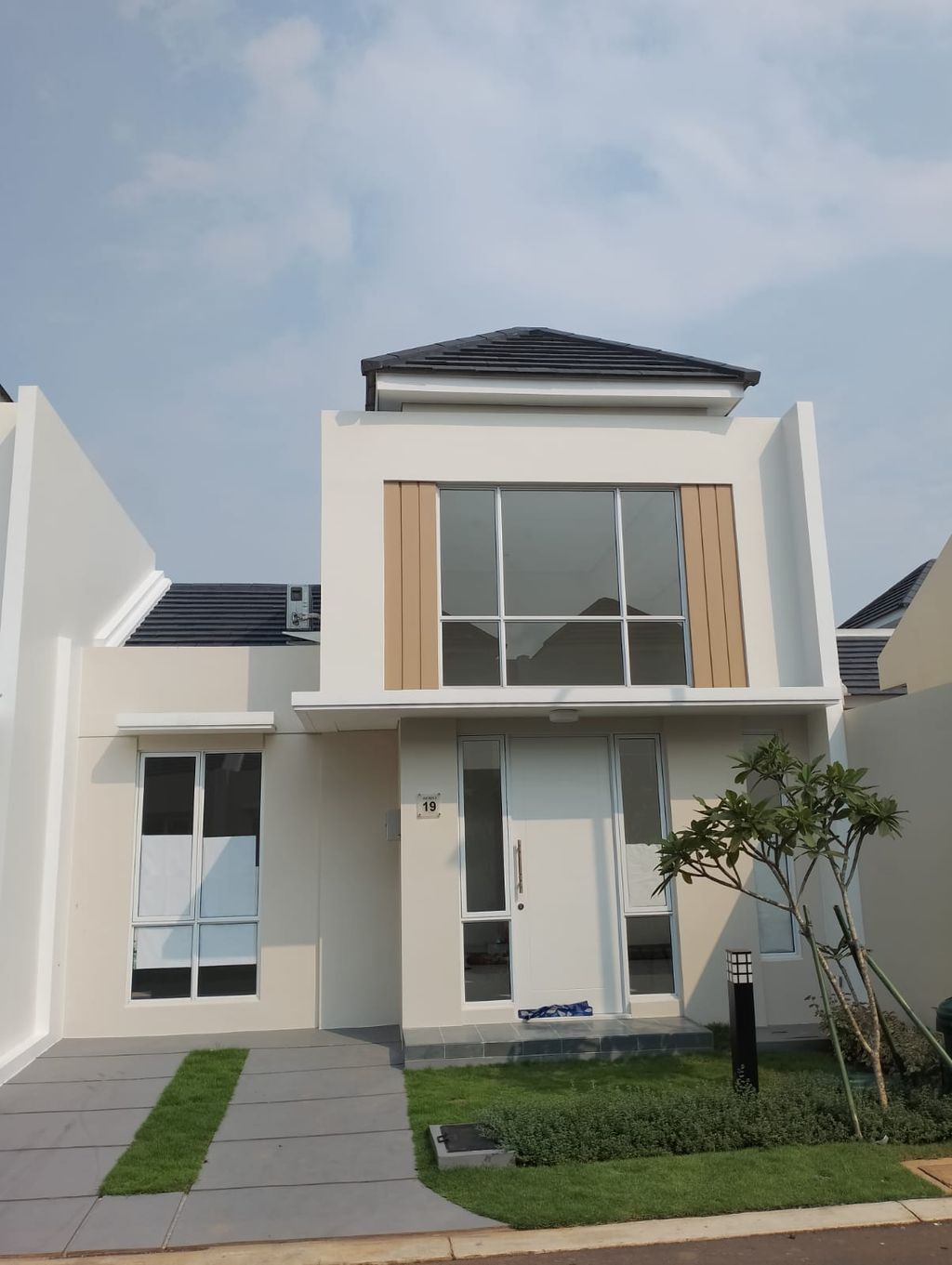 foto tampak rumah tipe ASTER 5/18 perumahan PARAMOUNT PETALS TAHAP 1