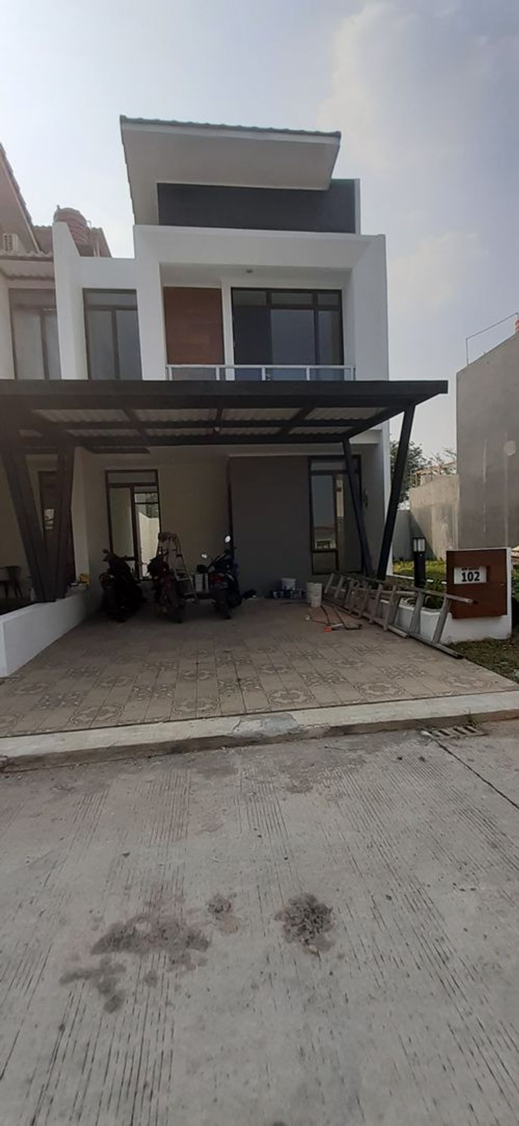 foto tampak rumah tipe NEVADENSE perumahan Metland Transyogi Cibubur