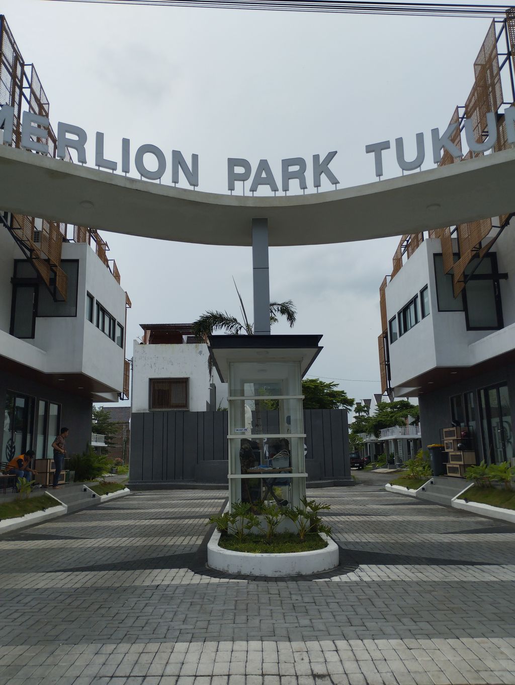 foto gerbang perumahan Merlion Park Tukum