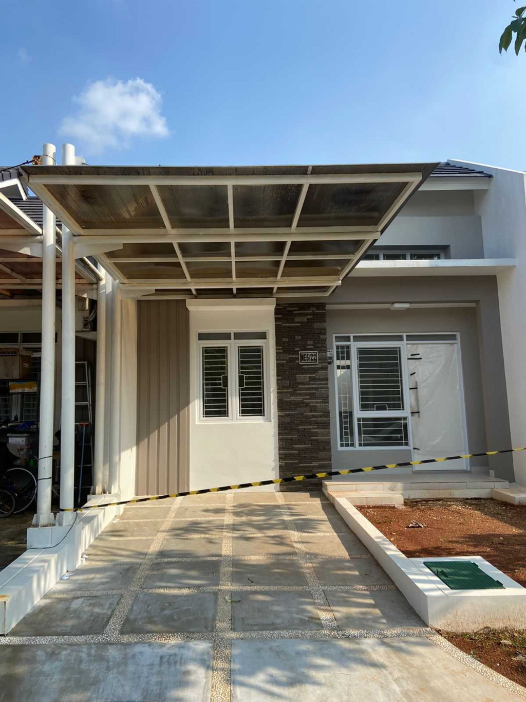foto tampak rumah tipe NE5-22 perumahan SERPONG NATURA CITY