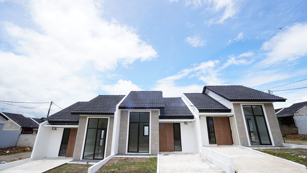 foto tampak rumah tipe ROSEMARY perumahan Grand Cendana Residence