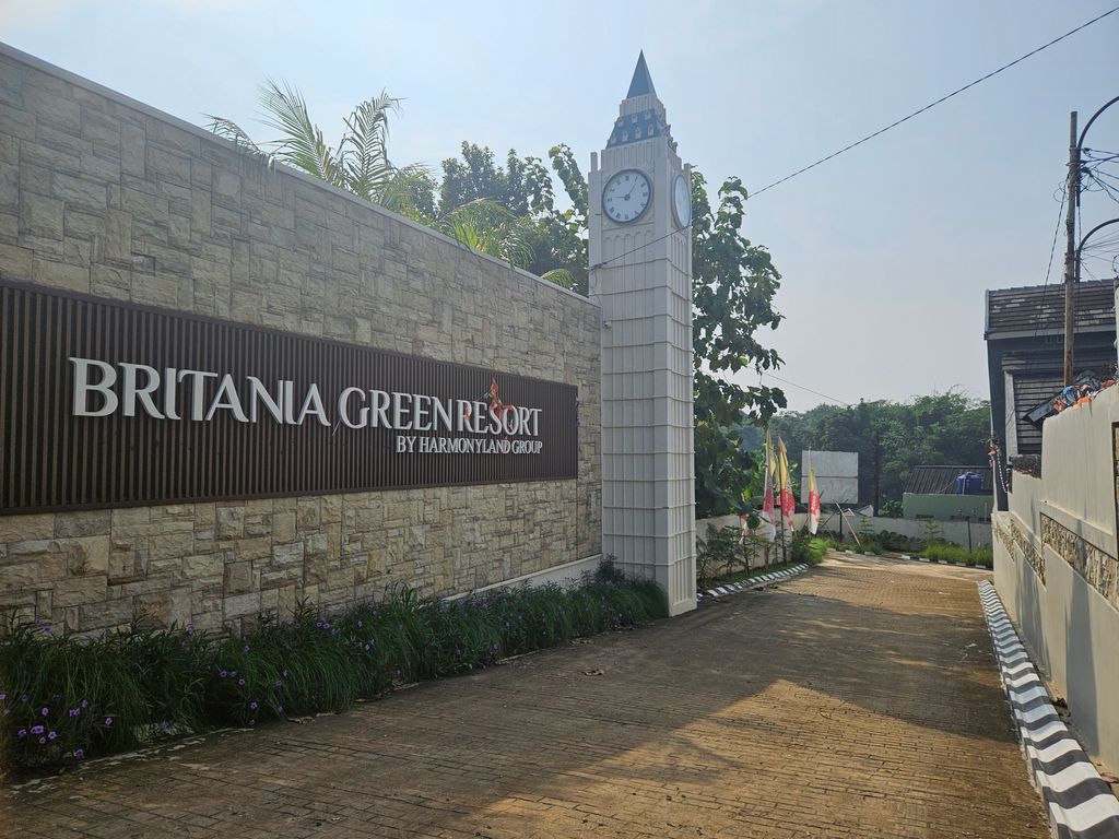 foto gerbang perumahan BRITANIA GREEN RESORT