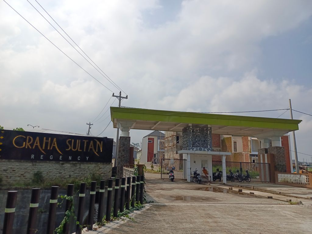 foto gerbang perumahan GRAHA SULTAN REGENCY