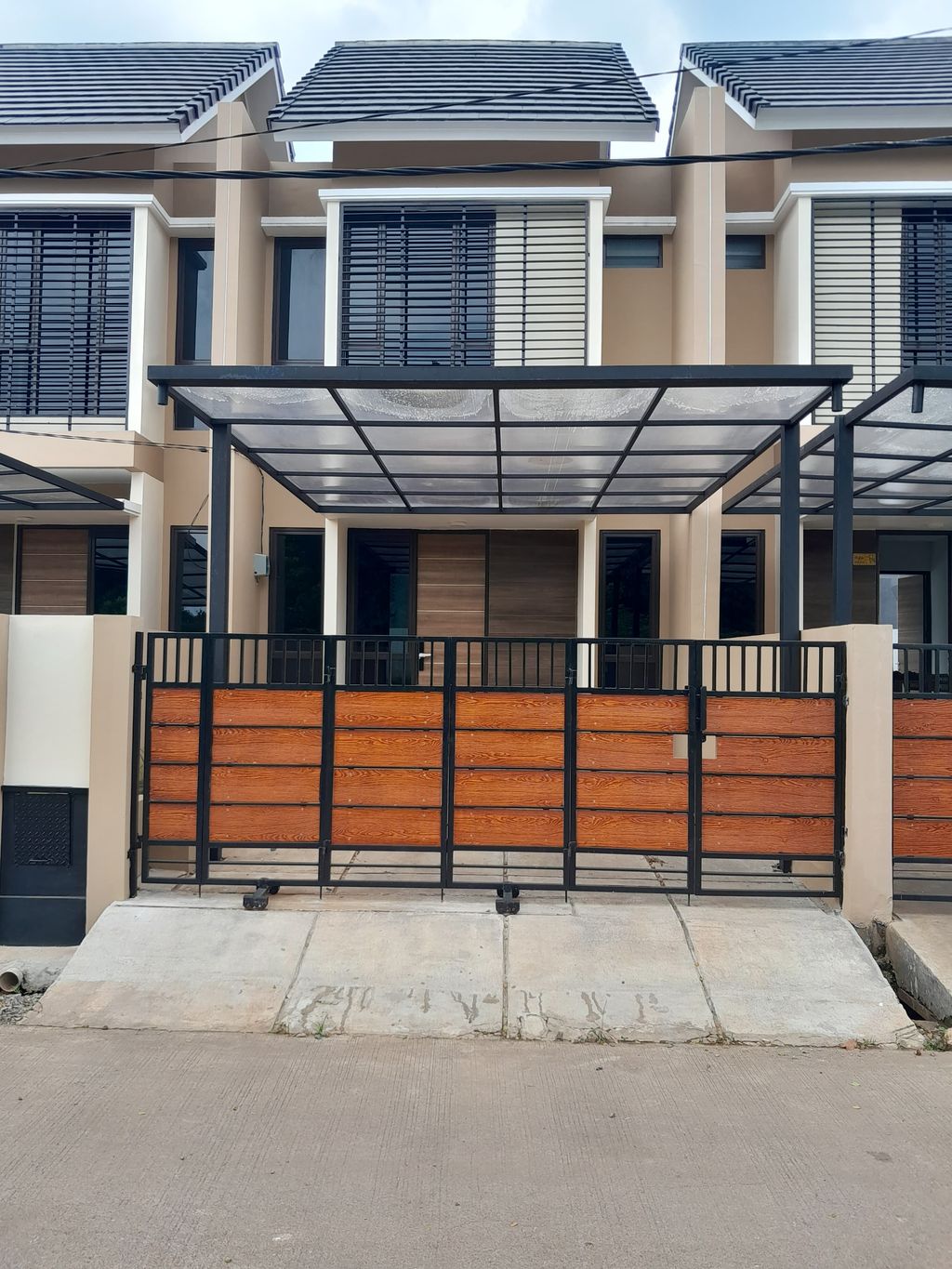 foto tampak rumah tipe HOYA PLUS perumahan Grand Tamansari Residence 1