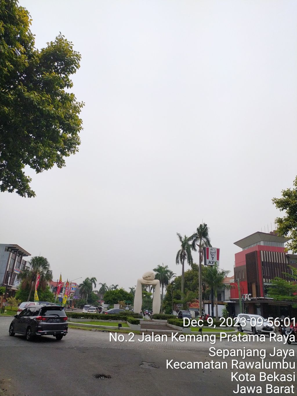 foto gerbang perumahan KEMANG PRATAMA - 5