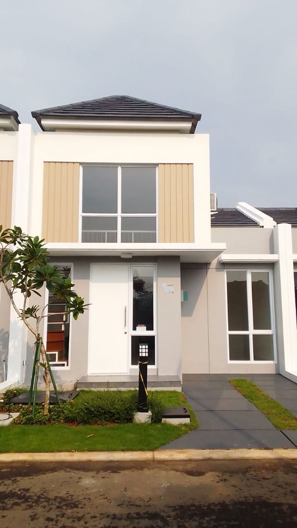 foto tampak rumah tipe Canna 10/09 perumahan PARAMOUNT PETALS TAHAP 1