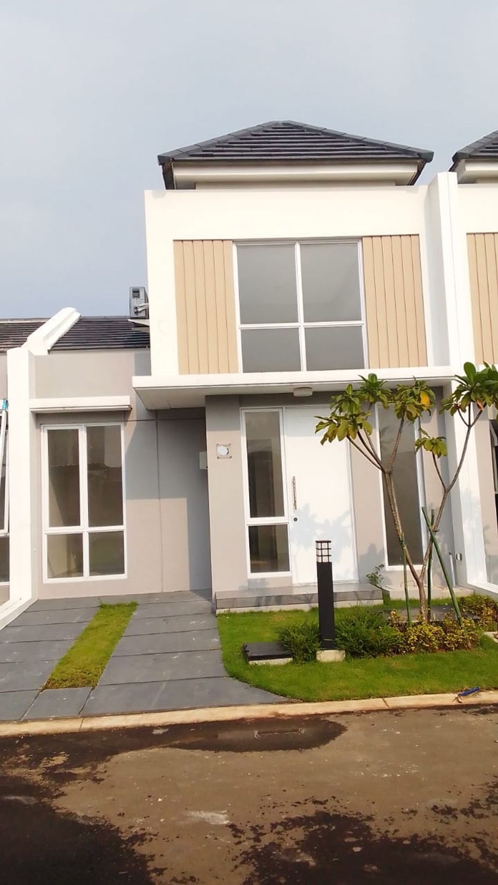 foto tampak rumah tipe CANNA 10/31 perumahan PARAMOUNT PETALS TAHAP 1