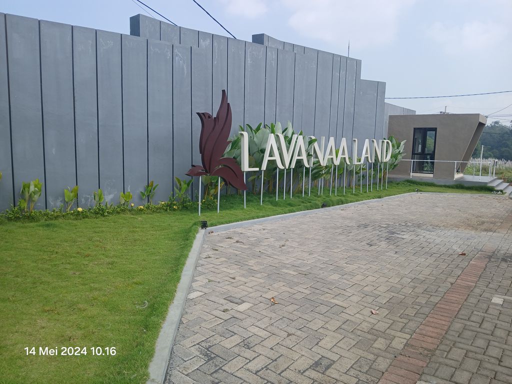 foto gerbang perumahan LAVANAA LAND CLUSTER SHERA