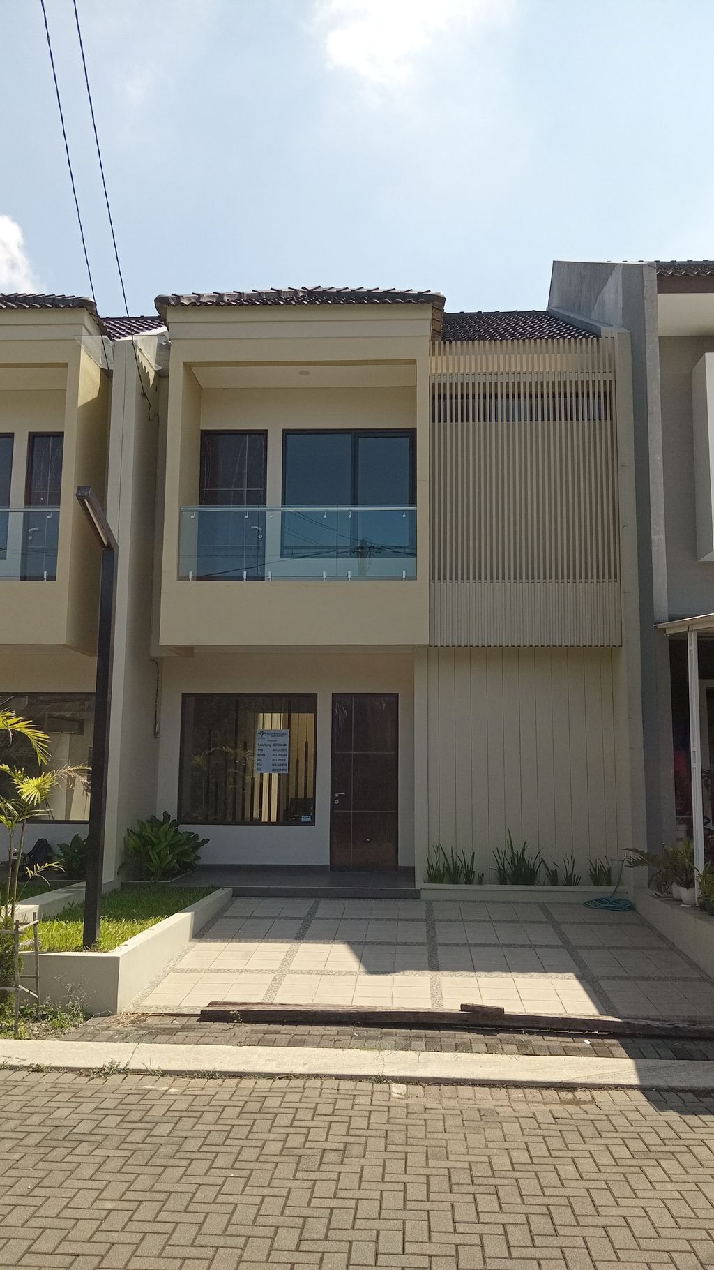 foto tampak rumah tipe MUTIARA perumahan SINGGASANA RESIDENCE CIJAWURA POINT