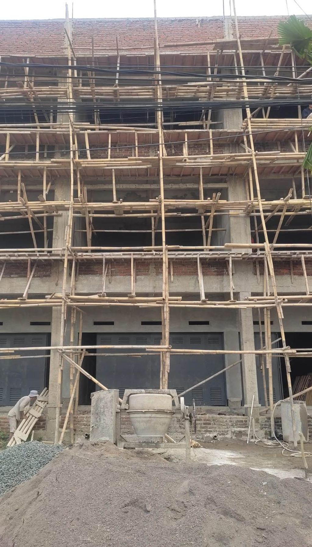 foto tampak rumah tipe 238/150 perumahan BATUNUNGGAL INDAH ESTATE BI & BIR