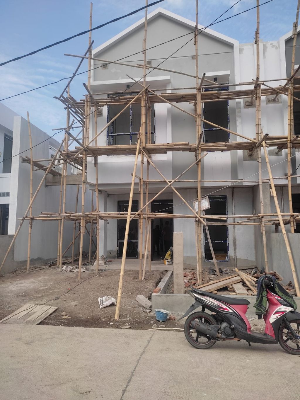 foto tampak rumah tipe 108/135 perumahan BATUNUNGGAL INDAH ESTATE BI & BIR