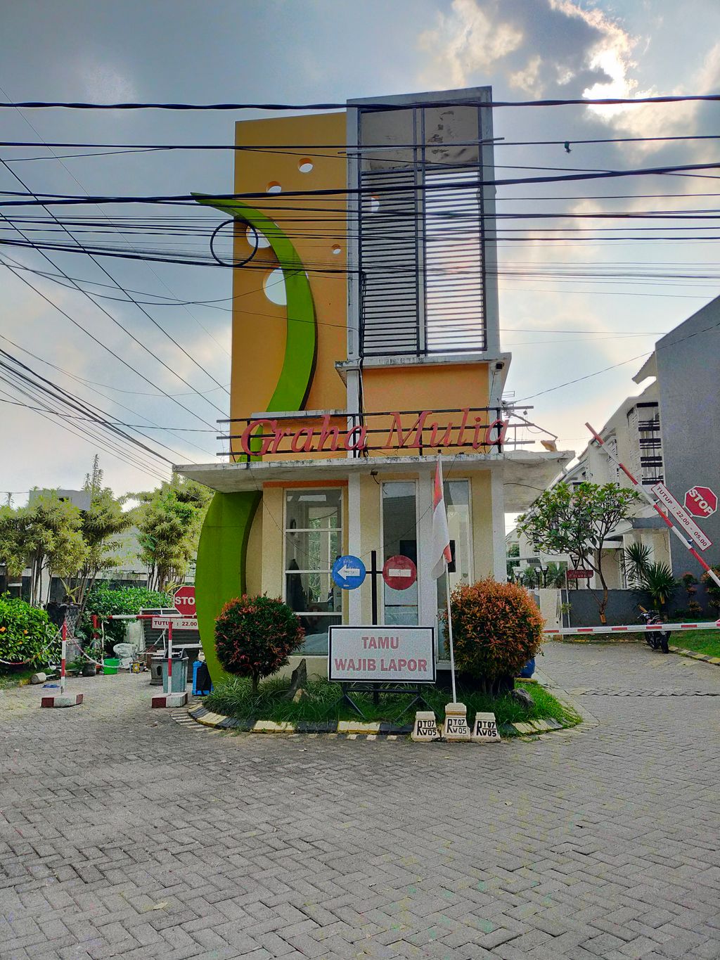 foto gerbang perumahan Graha Mulia