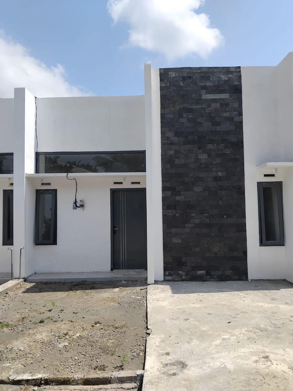 foto tampak rumah tipe mawar perumahan BMW BANGSRI