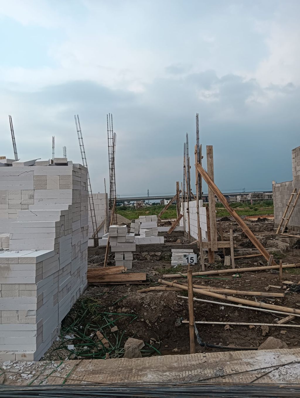 foto tampak rumah tipe 1LT High Ceiling (3KT) 429 perumahan G-Land Ciwastra Park 2