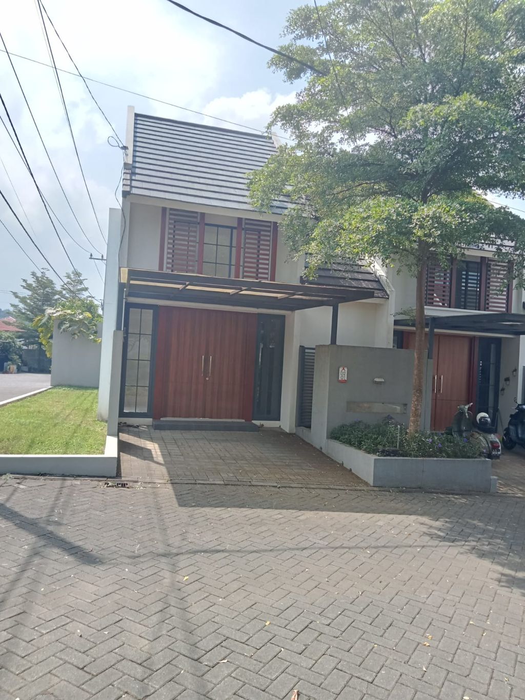 foto tampak rumah tipe CHRYSANT HOOK NEW 01 perumahan GRIANAN AGUNG