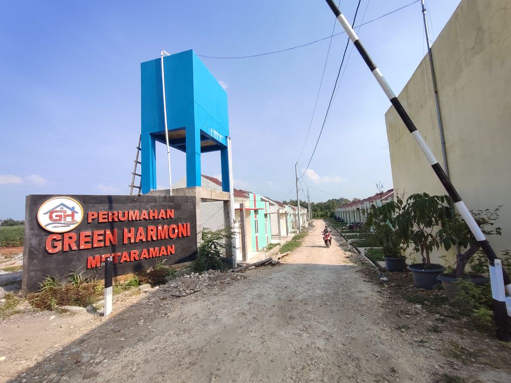foto gerbang perumahan GREEN HARMONI METARAMAN 3